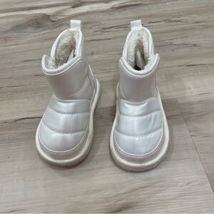Old Navy Pearlescent White Winter Baby Booties Size 6